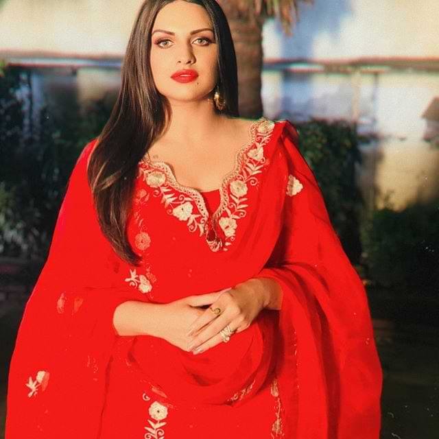 Himanshi Khurana Net Worth 2022 – Income, Salary, Cars, Bio